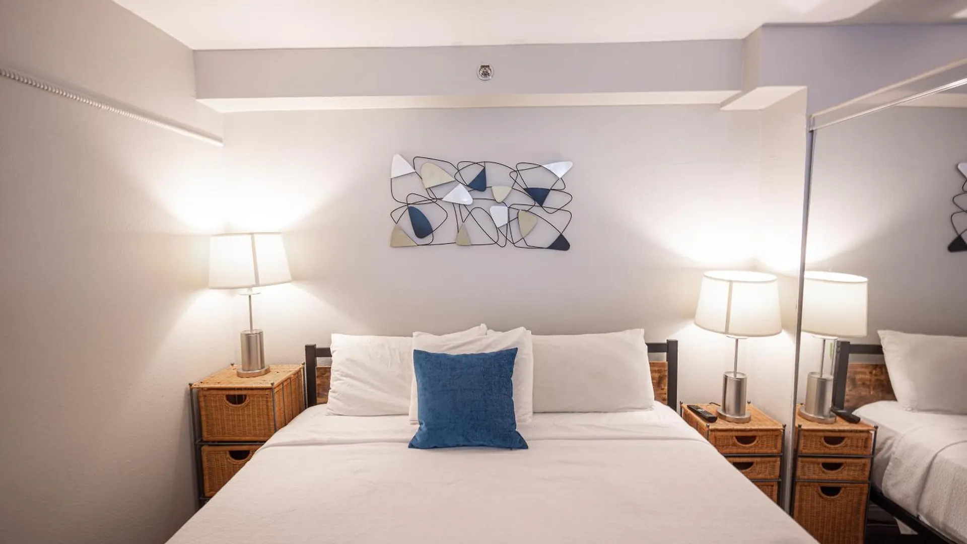 Stay Together Suites On The Strip - 2 Bedroom 1124 contacts